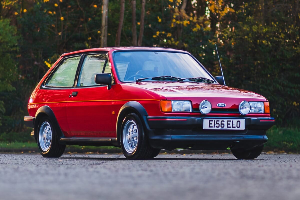 Ford Fiesta XR2 shown from a front three-quarter angle with Rosso Red paint – Redline Competitions