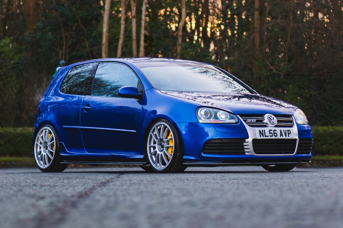 Volkswagen Golf Mk5 R32 in Deep Blue Pearl with OZ Superleggera wheels from Redline Competitions